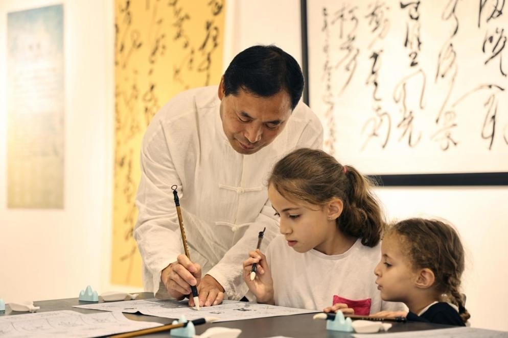 中國(guó)書法老師帶領(lǐng)現(xiàn)場(chǎng)觀眾體驗(yàn)書法。拉巴特中國(guó)文化中心供圖