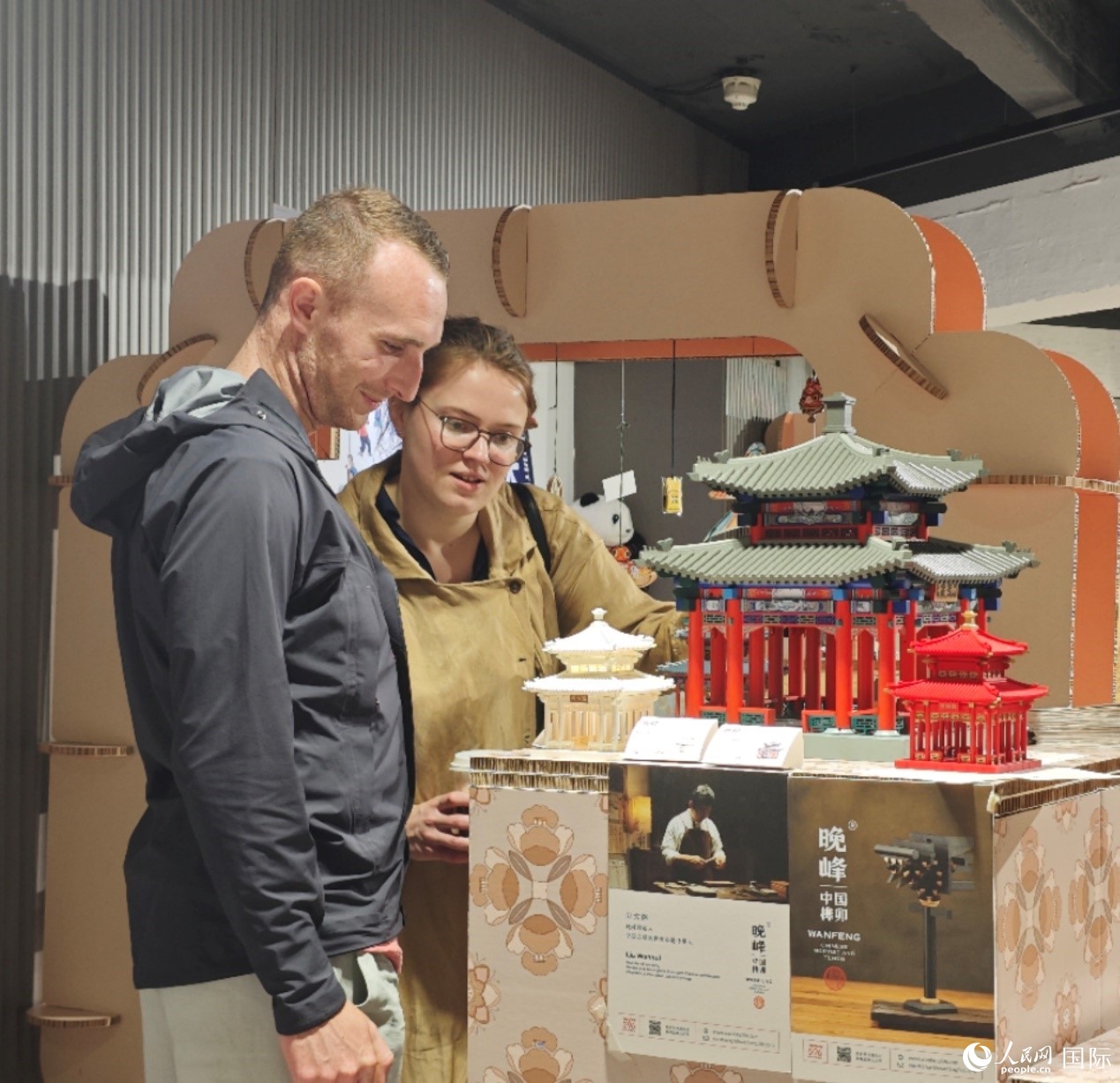 英國(guó)觀眾在欣賞中國(guó)傳統(tǒng)榫卯結(jié)構(gòu)建筑模型。邢雪攝