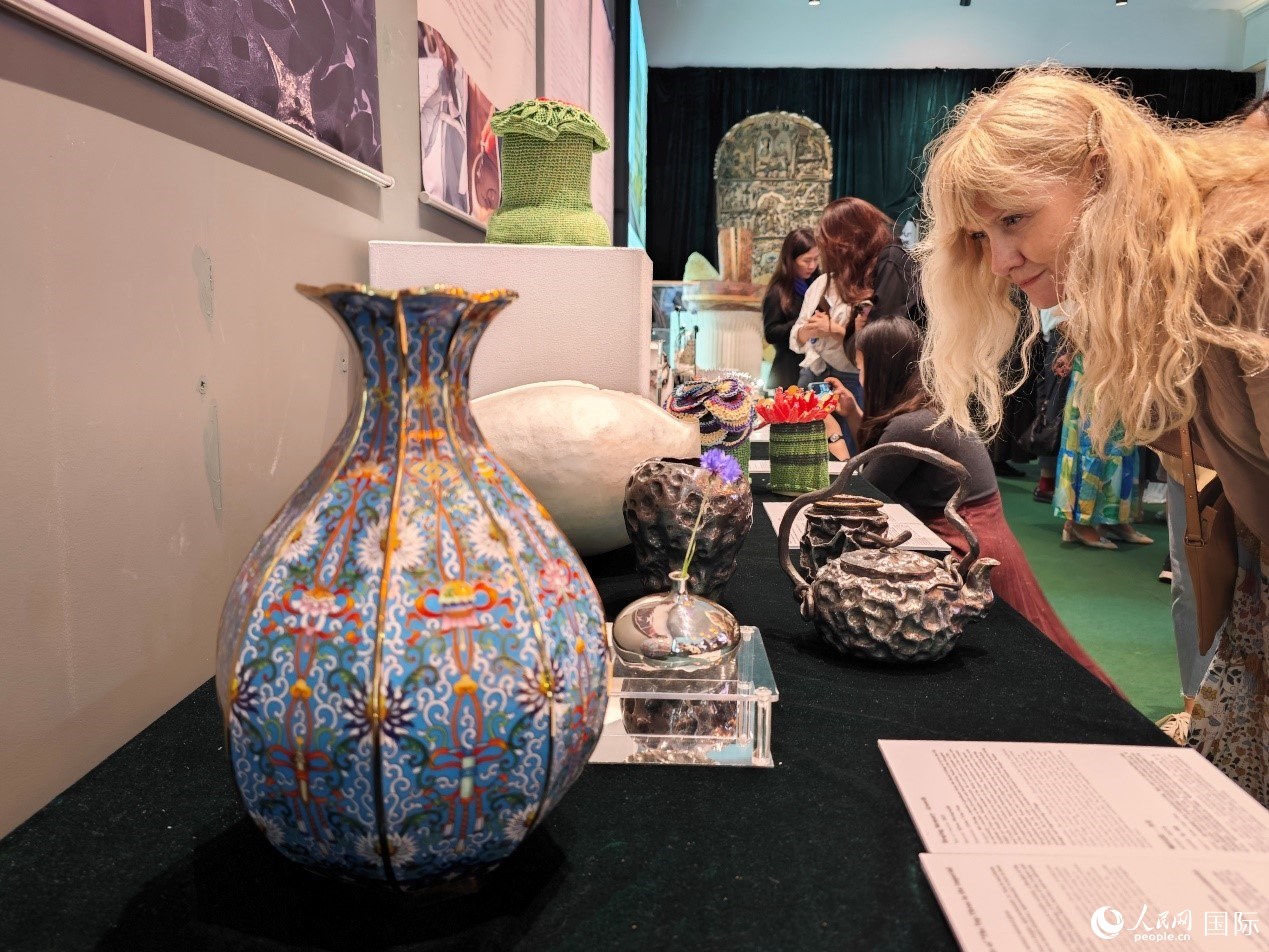 英國(guó)觀眾被中國(guó)手工藝制品所吸引。邢雪攝
