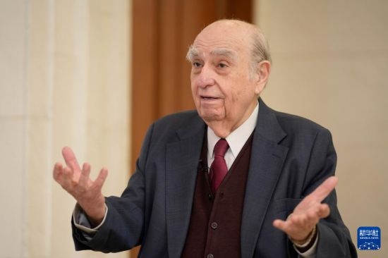  5月17日，烏拉圭前總統(tǒng)胡利奧·瑪麗亞·桑吉內(nèi)蒂在蒙得維的亞接受新華社記者專訪。新華社發(fā)（尼古拉斯·塞拉亞攝）