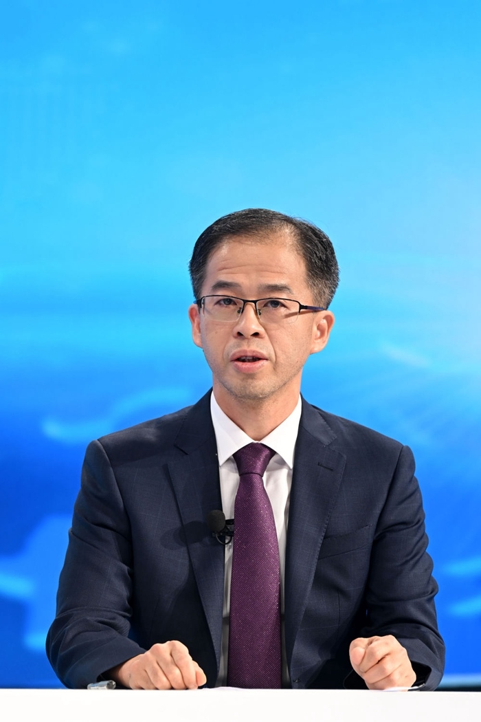 商務(wù)部政研室副主任丁維順在“中國(guó)經(jīng)濟(jì)圓桌會(huì)”錄制現(xiàn)場(chǎng)交流發(fā)言。新華社記者 金良快 攝