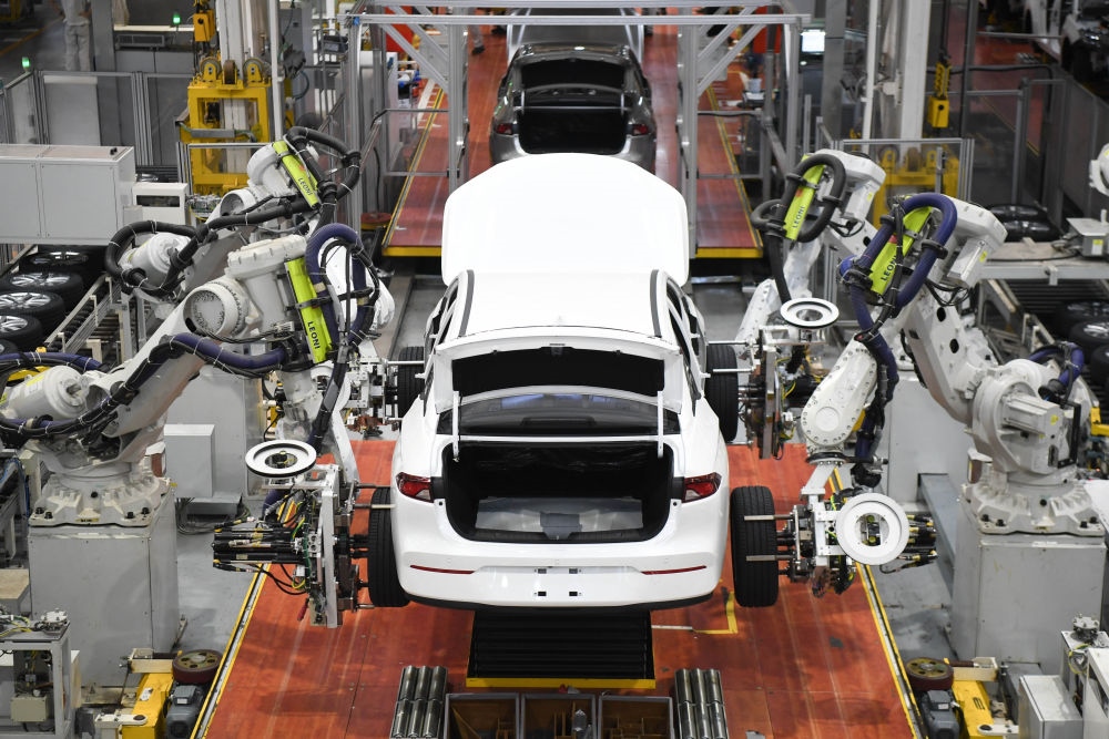 這是2024年4月24日拍攝的廣州廣汽埃安新能源汽車(chē)的全自動(dòng)化輪胎安裝工作站。新華社記者 鄧華 攝