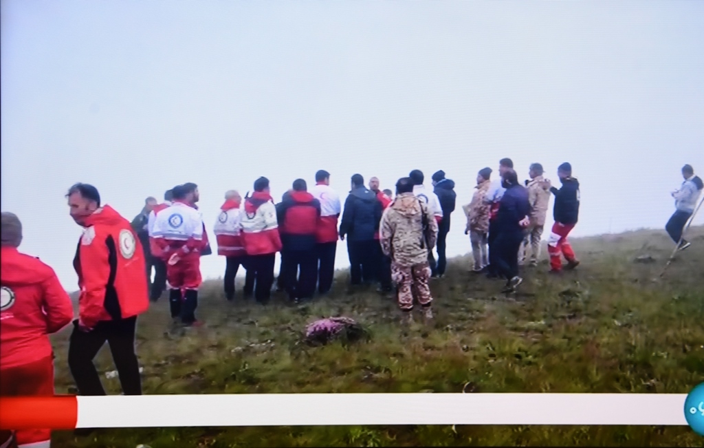 據(jù)伊朗邁赫爾通訊社5月20日?qǐng)?bào)道，伊朗總統(tǒng)萊希在直升機(jī)事故中遇難。這是5月20日拍攝的伊朗國(guó)家電視臺(tái)播放的救援人員抵達(dá)事故現(xiàn)場(chǎng)的畫(huà)面。 新華社記者 沙達(dá)提 攝