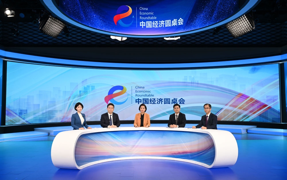 這是“中國(guó)經(jīng)濟(jì)圓桌會(huì)”錄制現(xiàn)場(chǎng)。新華社記者 金良快 攝