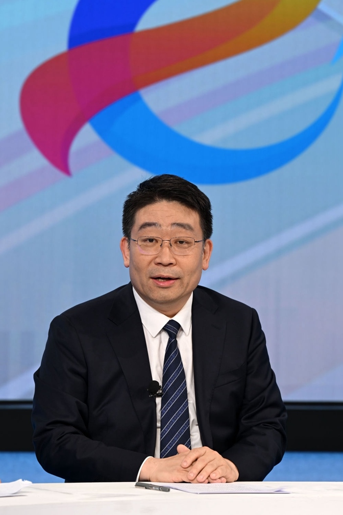 國(guó)家發(fā)展改革委產(chǎn)業(yè)司副司長(zhǎng)霍福鵬在“中國(guó)經(jīng)濟(jì)圓桌會(huì)”錄制現(xiàn)場(chǎng)交流發(fā)言。新華社記者 金良快 攝