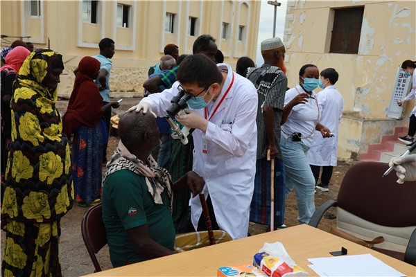 在義診現(xiàn)場(chǎng)，中國(guó)醫(yī)生與當(dāng)?shù)鼐用窈嫌傲裟睿继猁}業(yè)投資公司供圖