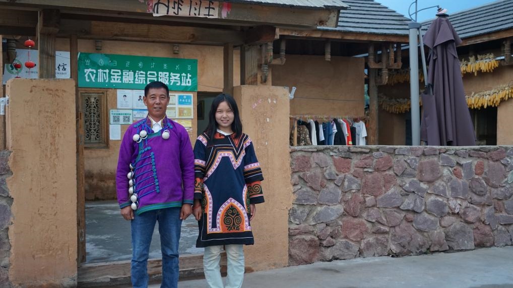 吉好有果和父親吉好也求在三河村新家合影。新華社記者 尹恒 攝