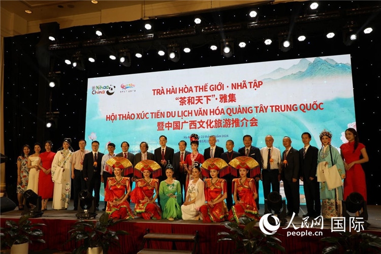 中越兩國(guó)嘉賓合影留念。人民網(wǎng)記者楊曄攝