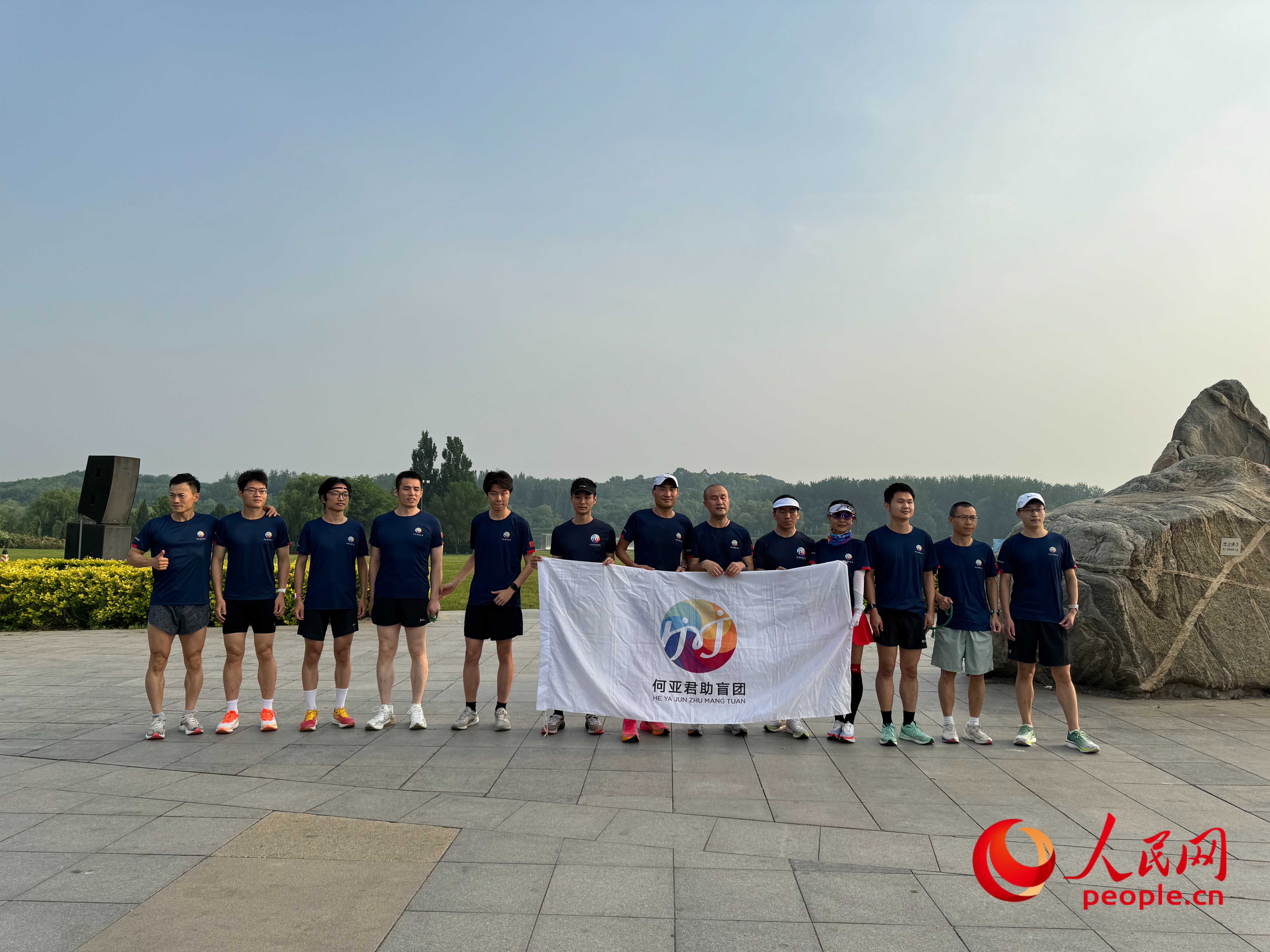 何亞君助盲團(tuán)的部分成員合影。人民網(wǎng) 周靜圓攝