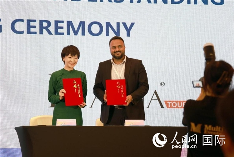 三亞與迪拜當?shù)芈眯猩绾炇鸷献鲄f(xié)議。人民網(wǎng)記者管克江攝