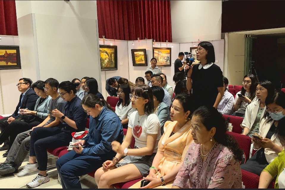 參會(huì)記者現(xiàn)場(chǎng)提問。