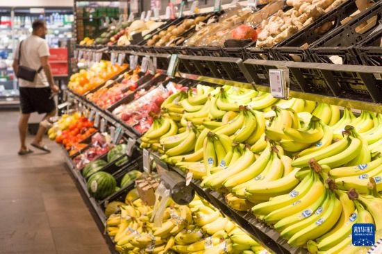 5月24日，顧客在德國(guó)柏林一家超市購(gòu)物。新華社記者 任鵬飛 攝