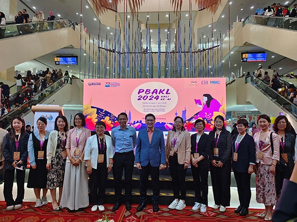 5月24日，在吉隆坡國際書展期間舉辦的中馬贈書儀式。中國圖書進出口（集團）有限公司供圖