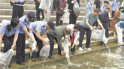 庭審后開展增殖放流。