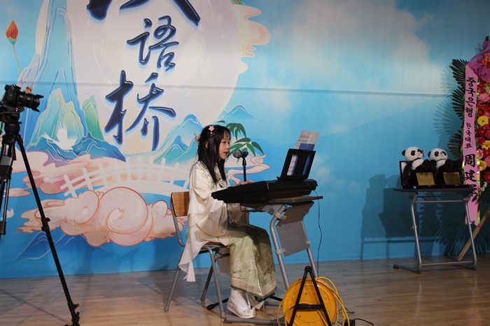 參賽選手在比賽中進(jìn)行中華才藝展示。
