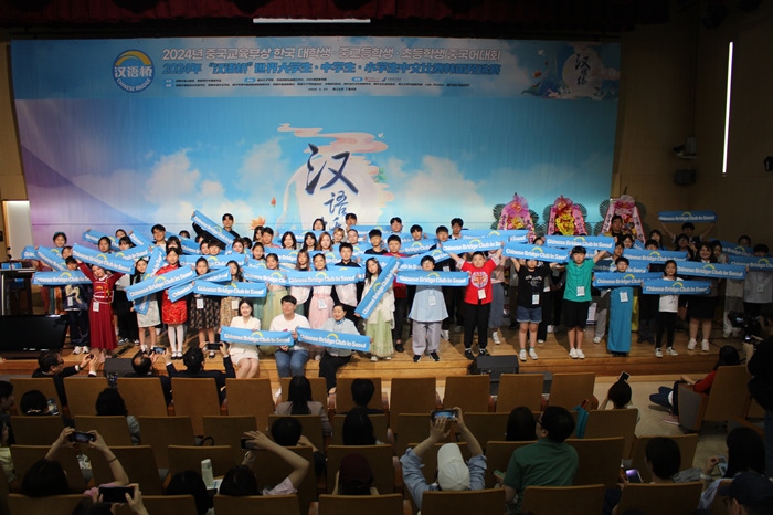 比賽結(jié)束后，參賽選手們合影留念。