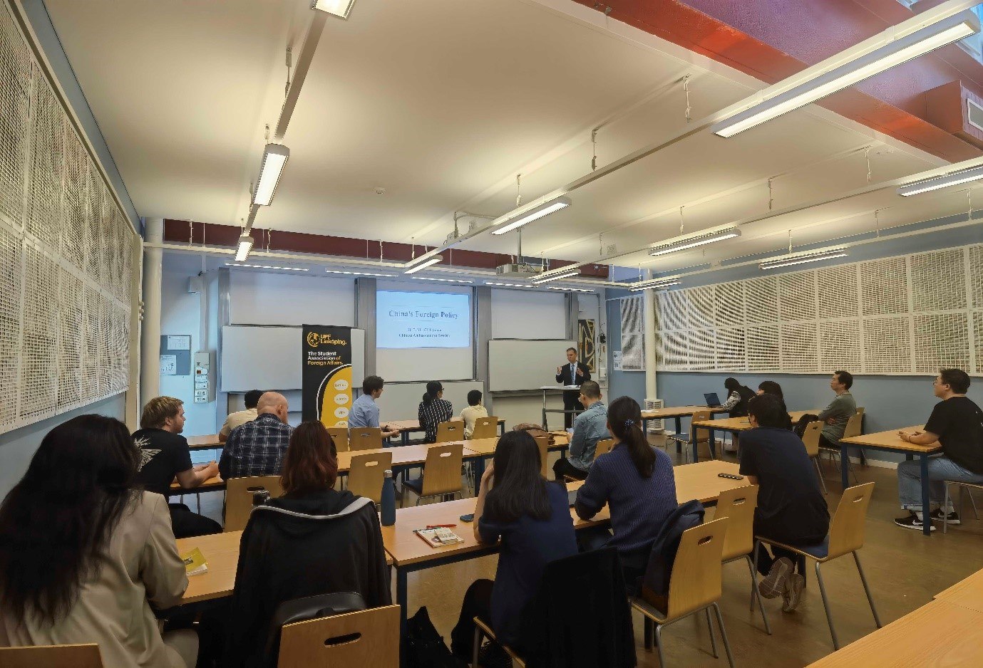 中國駐瑞典大使崔愛民與同學(xué)們互動并回答問題。中國駐瑞典大使館供圖