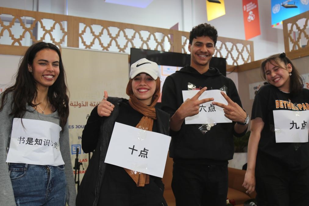 2024年4月24日，突尼斯高中生在首都突尼斯市舉辦的突尼斯國際書展上表演漢語節(jié)目。新華社發(fā)（阿代爾攝）