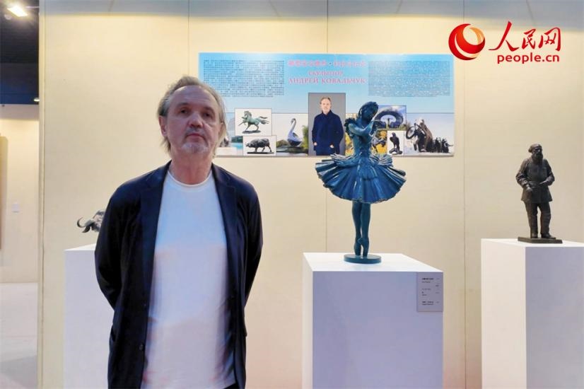 俄羅斯人民藝術(shù)家、俄羅斯美協(xié)主席安德烈·科瓦爾丘克正在接受人民網(wǎng)的采訪。人民網(wǎng)記者 劉微攝