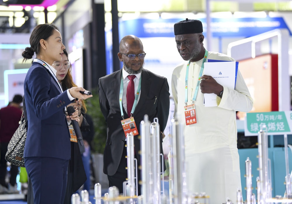 2023年9月22日，嘉賓在第六屆中阿博覽會上了解清潔能源項目。新華社記者 馮開華 攝