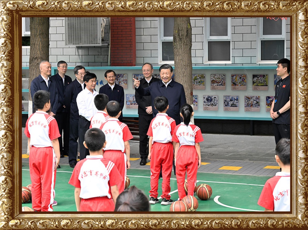 2023年5月31日上午，習近平總書記來到北京育英學?？赐繂枎熒?，在籃球場同正在上體育課的小學生們親切交流。習近平親切地說：“現(xiàn)在生活條件好了，孩子們不是要吃得胖胖的，而是要長得壯壯的、練得棒棒的?！? width=