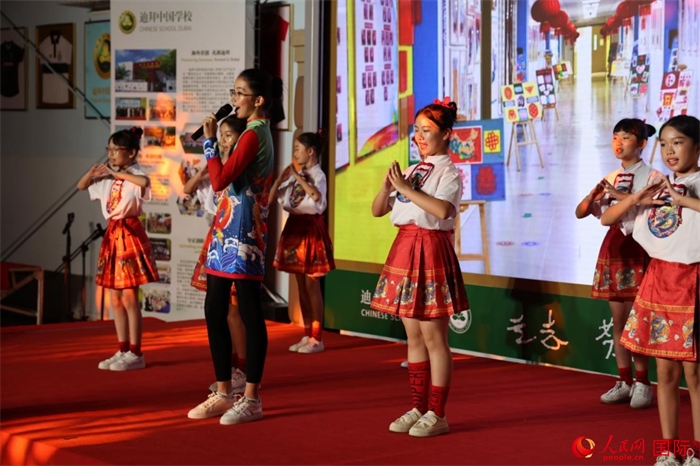 活動(dòng)上，孩子們表演原創(chuàng)歌舞節(jié)目。人民網(wǎng)記者 張志文攝