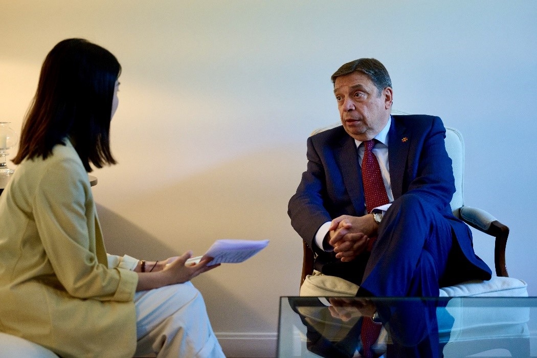 西班牙農(nóng)業(yè)、漁業(yè)和食品大臣普拉納斯接受人民網(wǎng)專訪。西班牙駐華大使館供圖