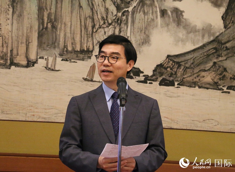 中國(guó)駐日本大使館施泳公使致辭。人民網(wǎng) 許可攝