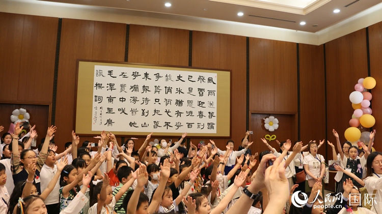 小朋友們合唱《明天會(huì)更好》。人民網(wǎng) 許可攝