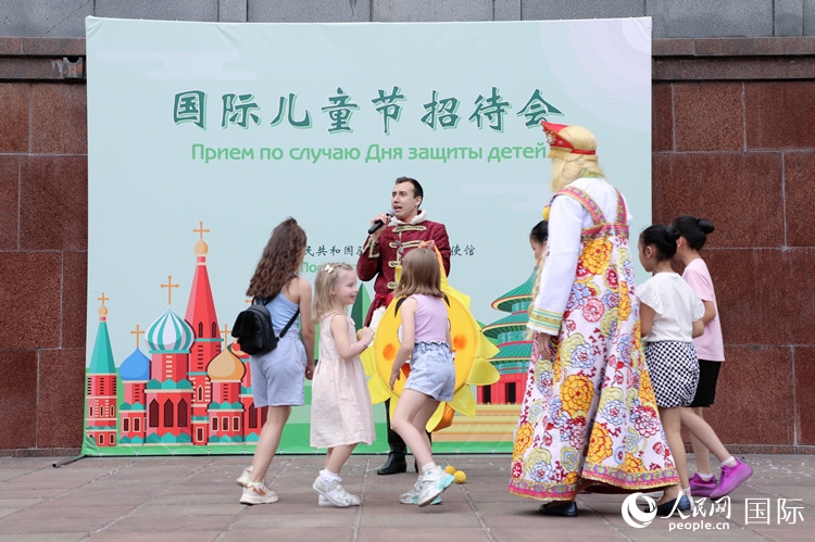 中俄兩國(guó)小朋友共同參與互動(dòng)游戲。人民網(wǎng)記者 隋鑫攝