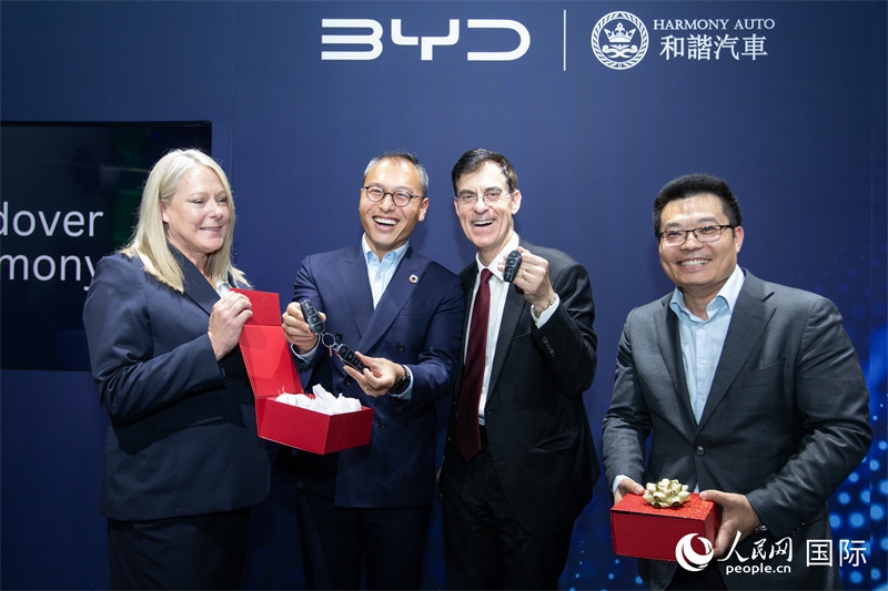 兩位英國消費(fèi)者獲得新車鑰匙。人民網(wǎng)記者 許立群攝影
