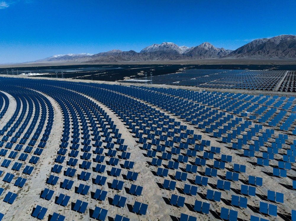 這是2024年4月23日在青海省海西蒙古族藏族自治州德令哈市光伏（光熱）產(chǎn)業(yè)園拍攝的光熱電站（無人機照片）。新華社記者 張龍 攝