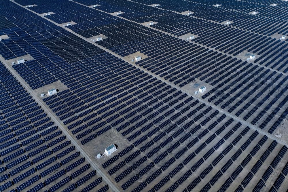 這是2024年4月15日在青海省海南藏族自治州共和縣塔拉灘綠色產(chǎn)業(yè)發(fā)展園區(qū)拍攝的光伏電站。新華社記者 張龍 攝