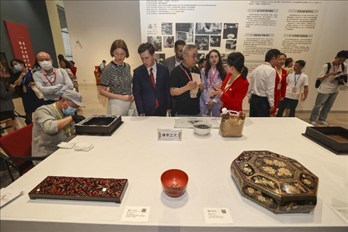 2023年5月28日，北京，推光漆器匠人為駐華使節(jié)展示技藝。