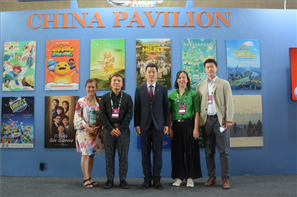 相關(guān)公司代表與中國駐里約熱內(nèi)盧總領(lǐng)館商務(wù)參贊敬艷輝在中國聯(lián)合展臺(tái)前合影。中廣國際公司供圖