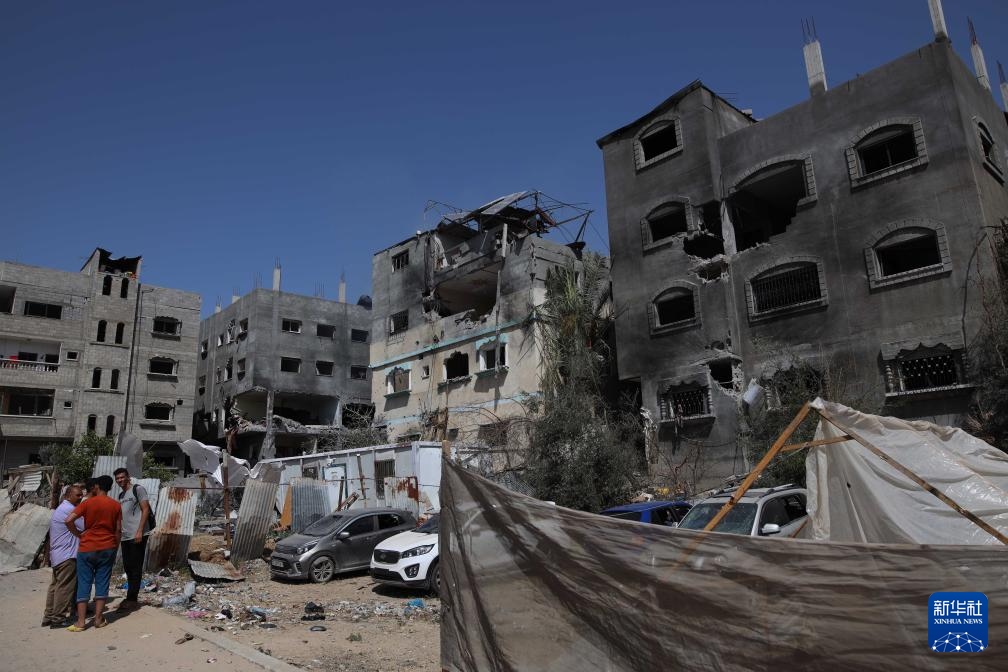 這是6月8日在加沙地帶中部努賽賴特難民營拍攝的在以軍襲擊中受損嚴重的房屋及車輛。新華社發(fā)（馬爾萬·達烏德攝）