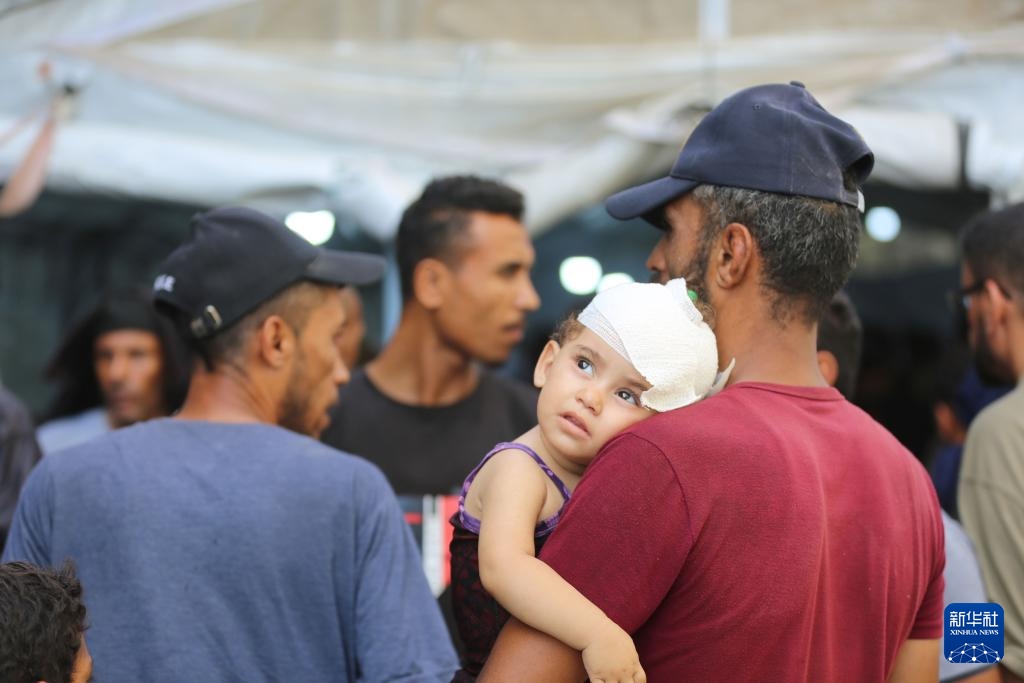 這是6月8日在加沙地帶中部努賽賴特難民營拍攝的傷員。新華社發(fā)（馬爾萬·達烏德攝）