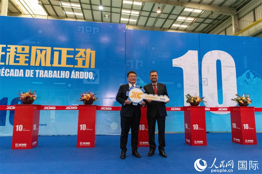 儀式上，徐工巴西制造總經理李寒光將第23456臺產品鑰匙交付給客戶巴西Simak公司首席執(zhí)行官安德森·阿布魯手中。 人民日報社拉美中心分社 威廉·科埃略·維亞納攝