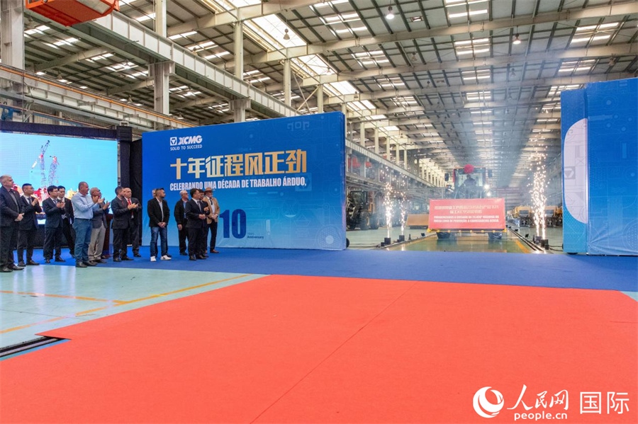 儀式上，米納斯吉拉斯州、波蘇阿雷格里市政府官員，徐工巴西制造的供應商、經銷商、客戶伙伴、員工代表和在巴中資機構代表等，一起祝賀徐工巴西制造第23456臺產品下線并交付客戶。 人民日報社拉美中心分社 威廉·科埃略·維亞納攝