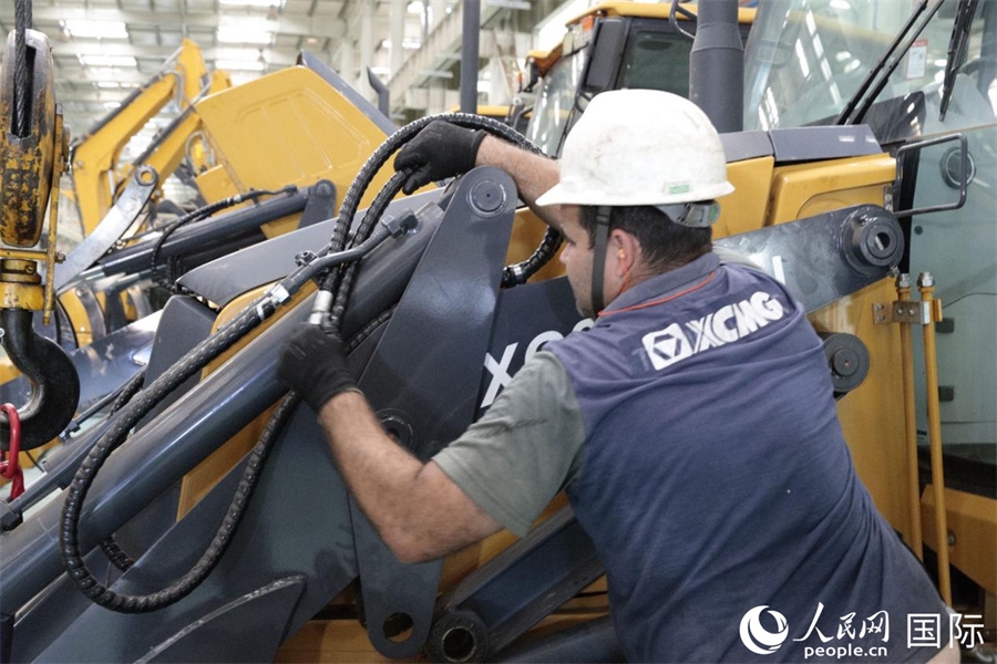 一名徐工巴西制造基地的當地員工正在進行設備安裝和調試。 人民日報社拉美中心分社 威廉·科埃略·維亞納攝