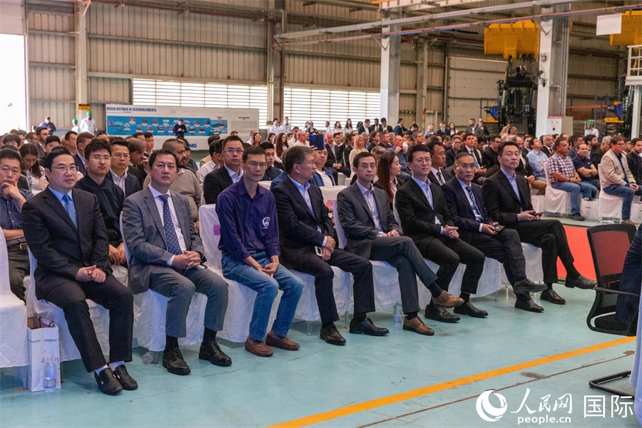 巴西米納斯吉拉斯州、波蘇阿雷格里市政府官員，徐工巴西制造的供應商、經銷商、客戶伙伴和員工代表，以及在巴中資機構代表等200多人，出席了徐工巴西制造投產運營10周年暨第23456臺產品下線儀式。 人民網 威廉·科埃略·維亞納攝