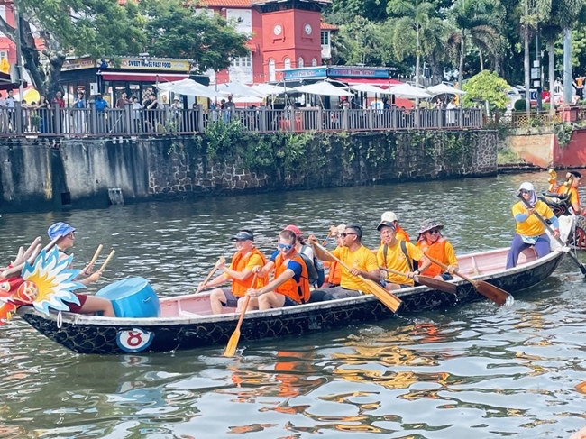 多元種族共同奮輯前進(jìn)，體驗(yàn)在馬六甲河劃龍舟，引來大批游客駐足圍觀。組委會(huì)供圖