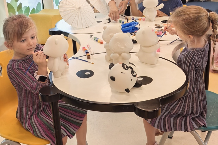 卡塔爾當(dāng)?shù)貎和瘏⑴c彩繪熊貓活動。四川省文旅廳供圖