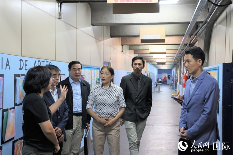 中國(guó)駐里約總領(lǐng)館商務(wù)參贊敬艷輝（右一）等嘉賓在里約孔院中方院長(zhǎng)孫艷萍（左一）帶領(lǐng)下，參觀(guān)薩繆爾·韋納公立學(xué)校的中文教室，了解該校中文教學(xué)軟硬件設(shè)施。人民網(wǎng)記者 時(shí)元皓攝