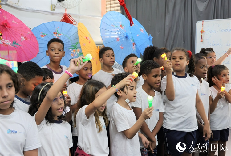 端午節(jié)活動(dòng)在里約薩繆爾·韋納公立學(xué)校舉辦，該校師生合唱中文歌曲。 人民網(wǎng)記者 時(shí)元皓攝