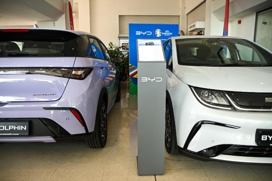 這是5月29日在馬耳他比爾基卡拉拍攝的展示廳里的比亞迪純電動(dòng)汽車。新華社發(fā)（喬納森·博格 攝）