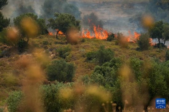 6月12日，以色列北部加利利地區(qū)遭受火箭彈襲擊后冒出滾滾濃煙。新華社發(fā)（阿亞爾·馬戈林攝/基尼圖片社）