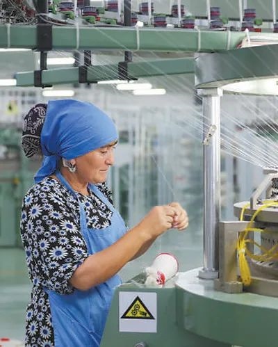 在針織毛坯車間，當(dāng)?shù)毓と苏诮泳€。胡澤曦?cái)z