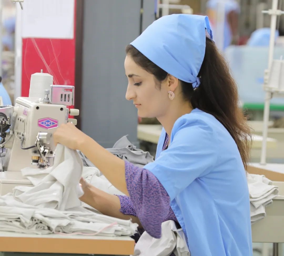 當(dāng)?shù)毓と苏谶M(jìn)行成衣縫紉。胡澤曦?cái)z