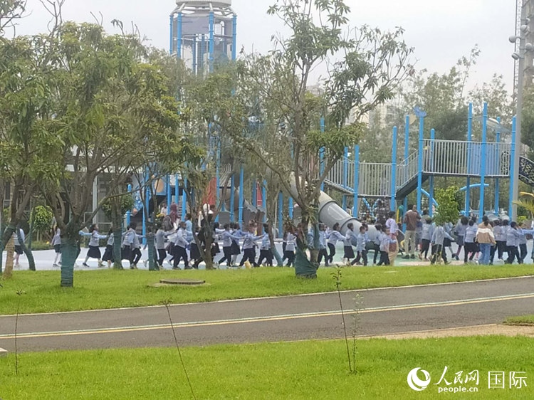 當(dāng)?shù)貎和诠珗@做游戲。人民網(wǎng)記者 黃培昭攝